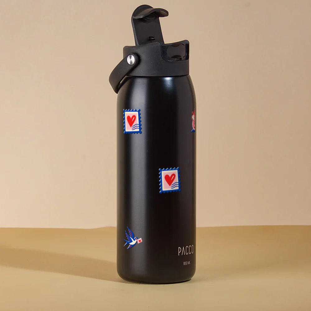 Garrafa Térmica PACCO Easy 950ml Clube das Cartas Preto, com a tampa aberta