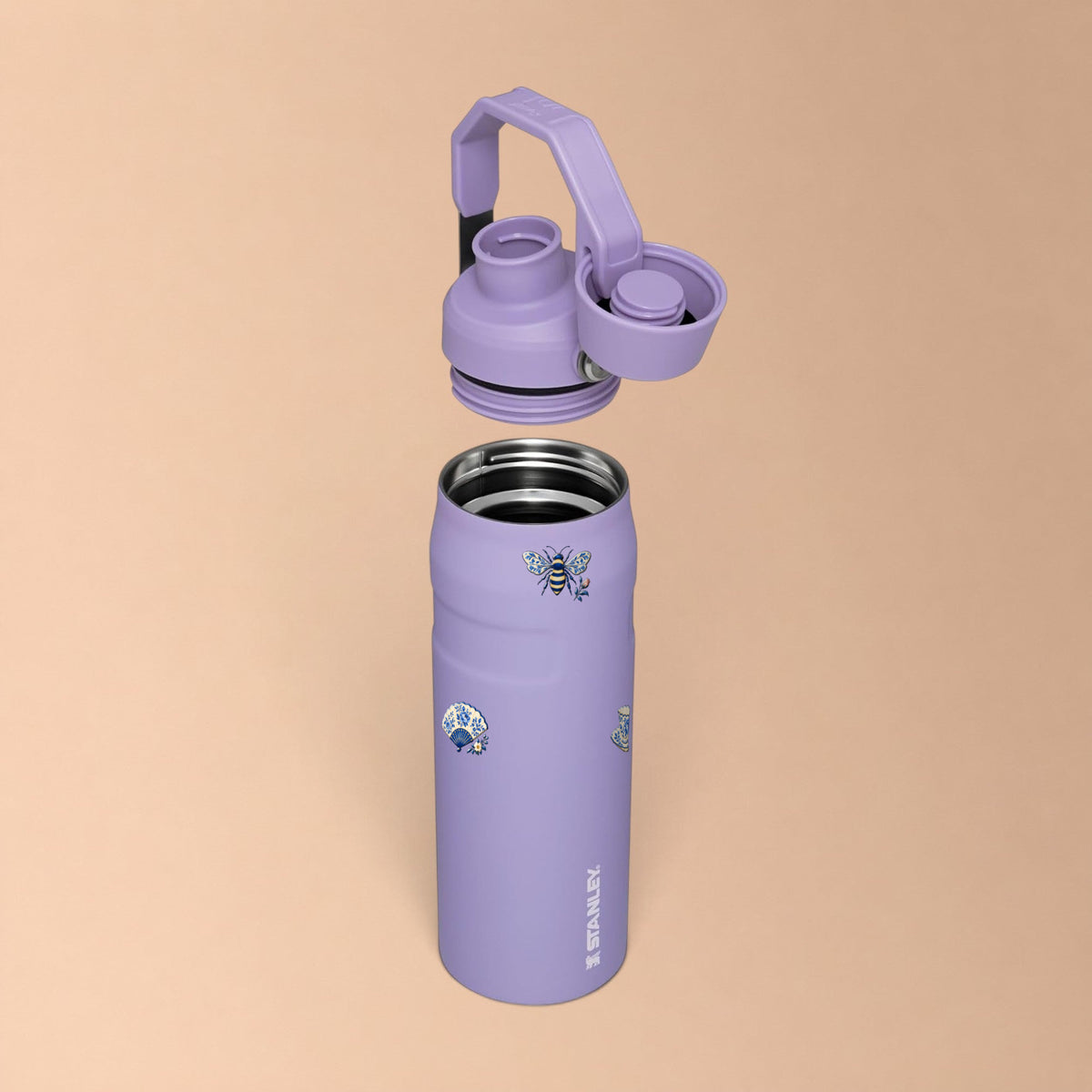 Garrafa Térmica Stanley Aerolight Fast Flow 710ml Porcelana Azul Lavender, com a tampa aberta
