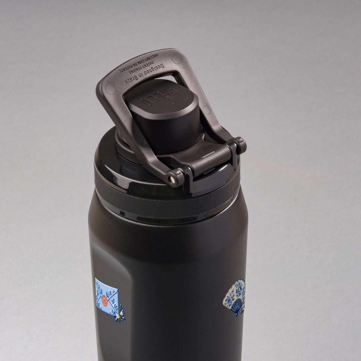 Garrafa Térmica PACCO Vyta 650ml Porcelana Azul Preta, vista de cima com a alça levantada