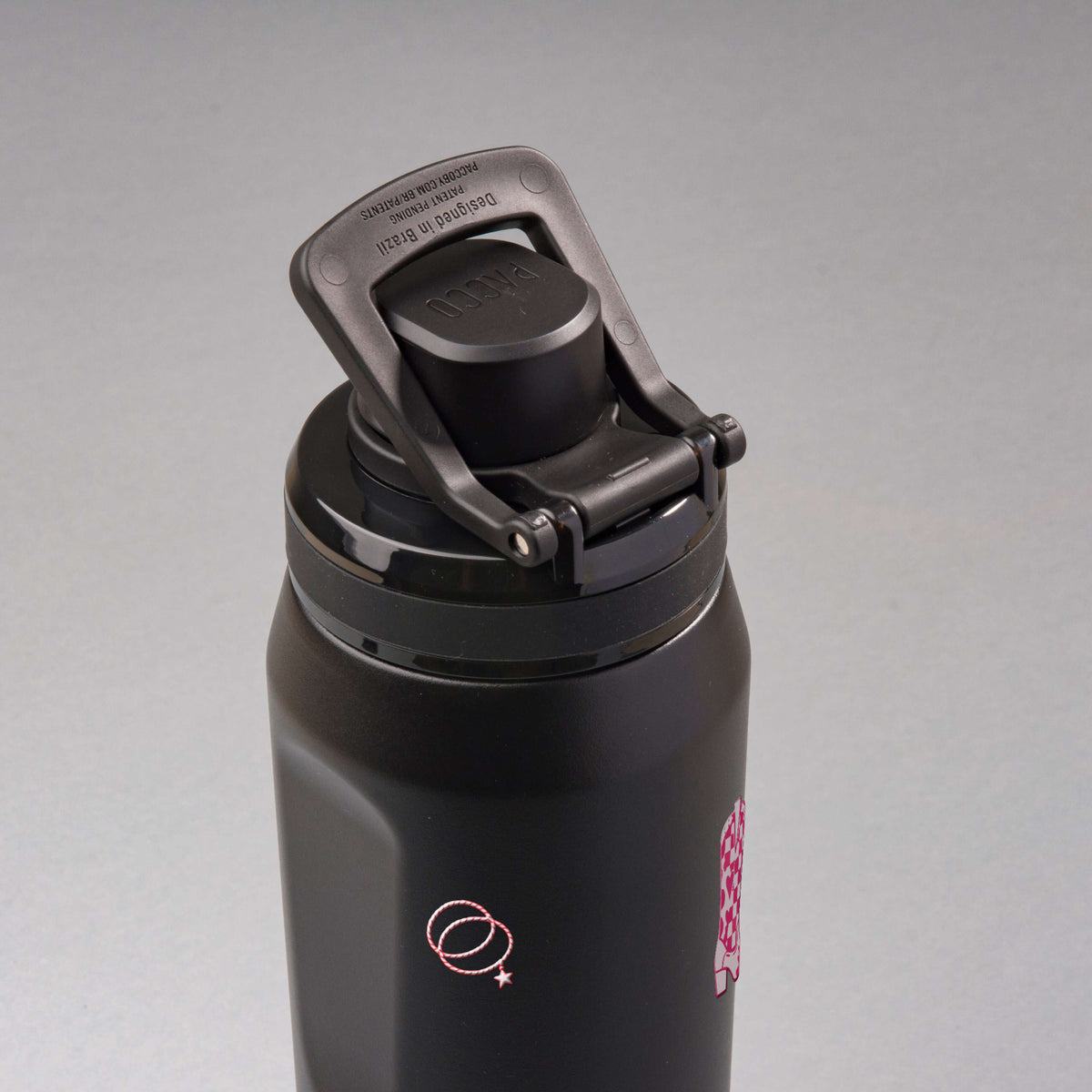 Garrafa Térmica PACCO Vyta 650ml Country Rosa Preta, vista de cima com a alça levantada