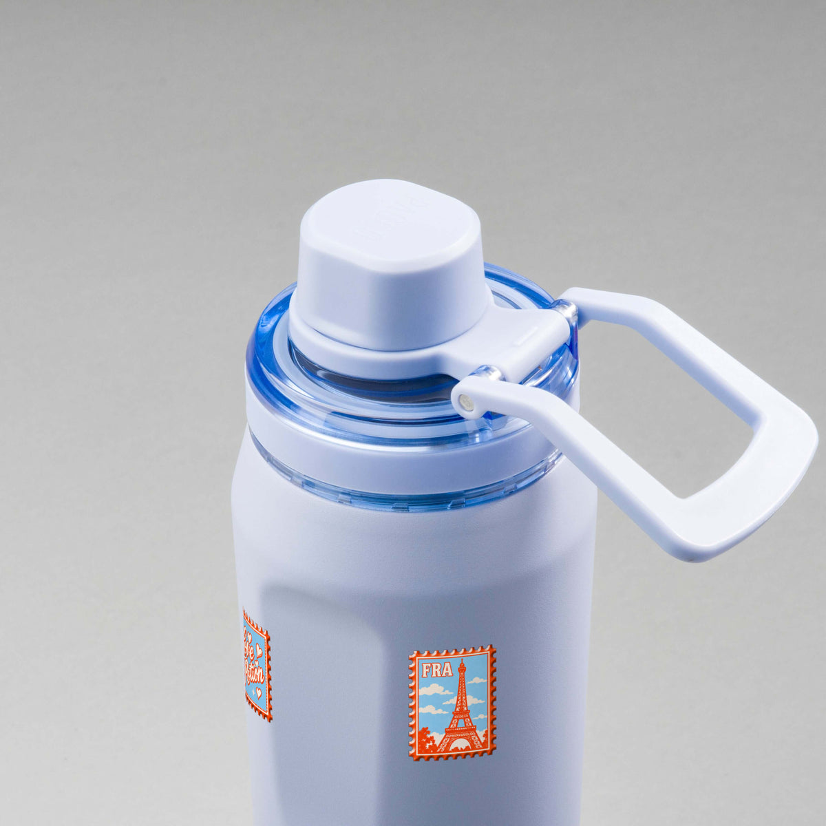 Garrafa Térmica PACCO Vyta 650ml Selos de Viagem Lavanda, vista de cima com a alça de lado