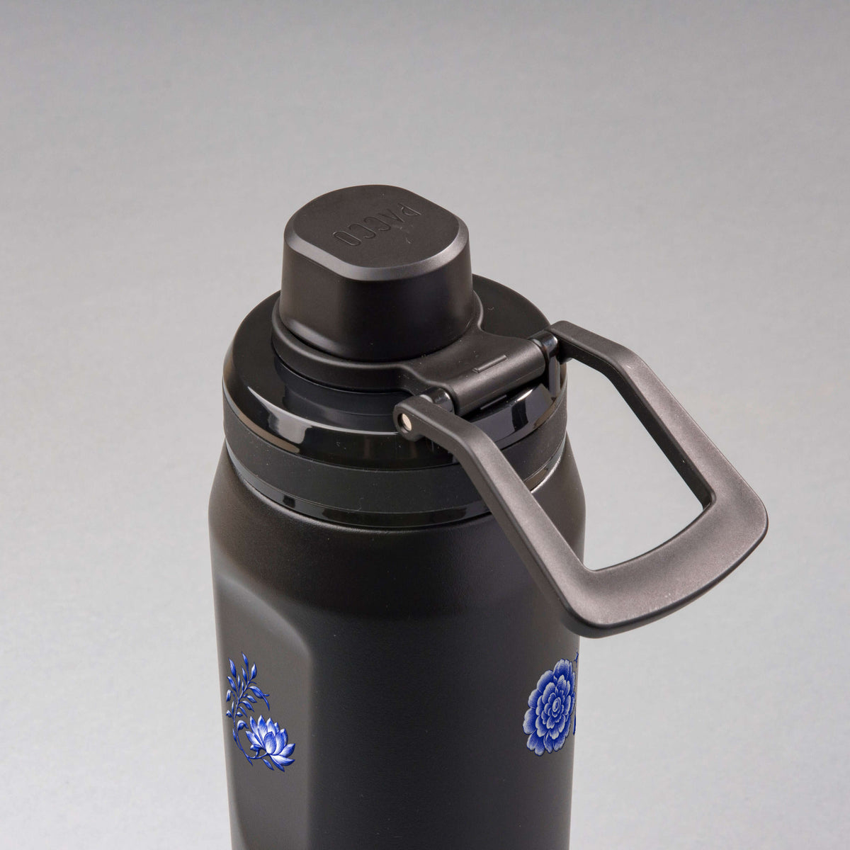 Garrafa Térmica PACCO Vyta 650ml Porcelana de Coalas Preta, vista de cima com a alça de lado