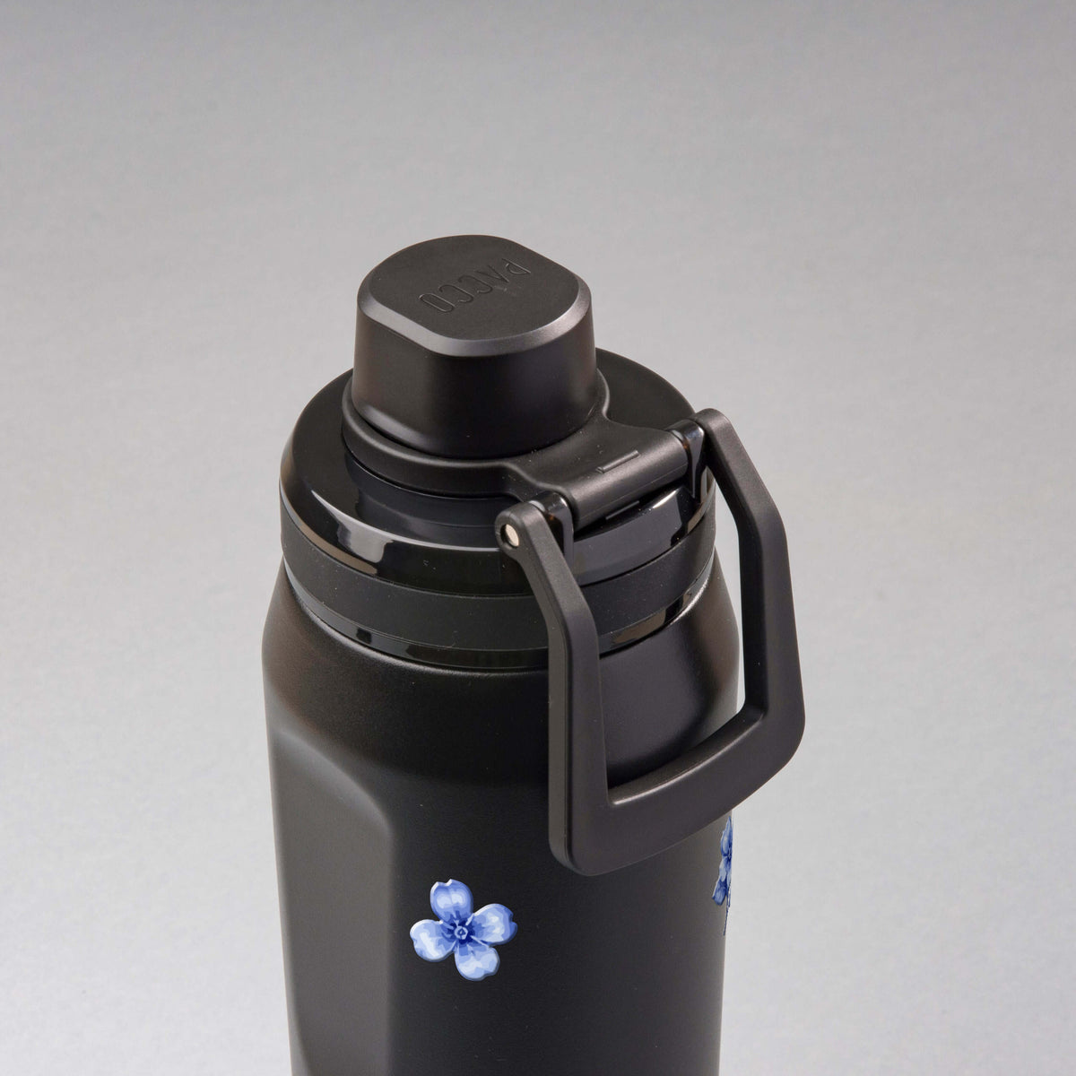 Garrafa Térmica PACCO Vyta 650ml Jardim Azul Preta, vista de cima com a alça na frente