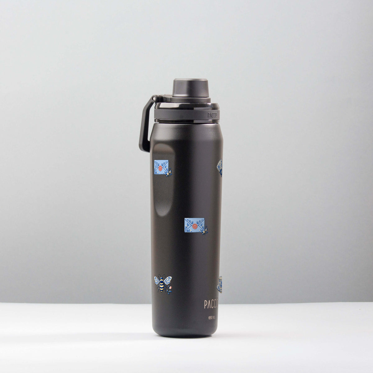 Garrafa Térmica PACCO Vyta 650ml Porcelana Azul Preta, foto de estúdio