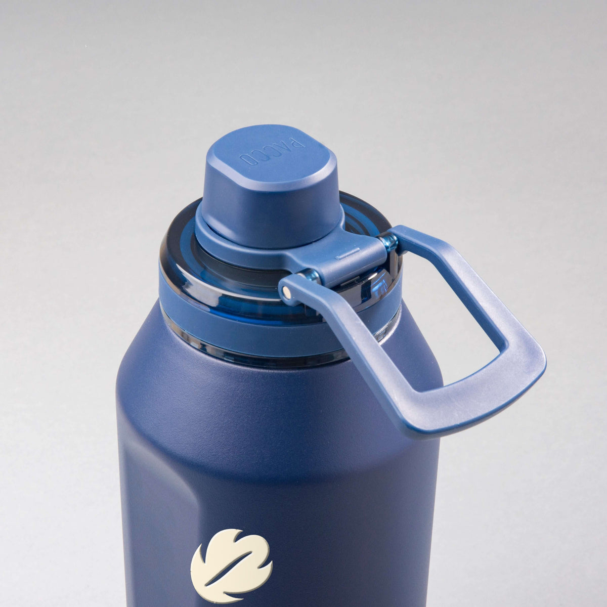 Garrafa Térmica PACCO Vyta 1200ml Folhas Creme Marinho, vista de cima com a alça de lado