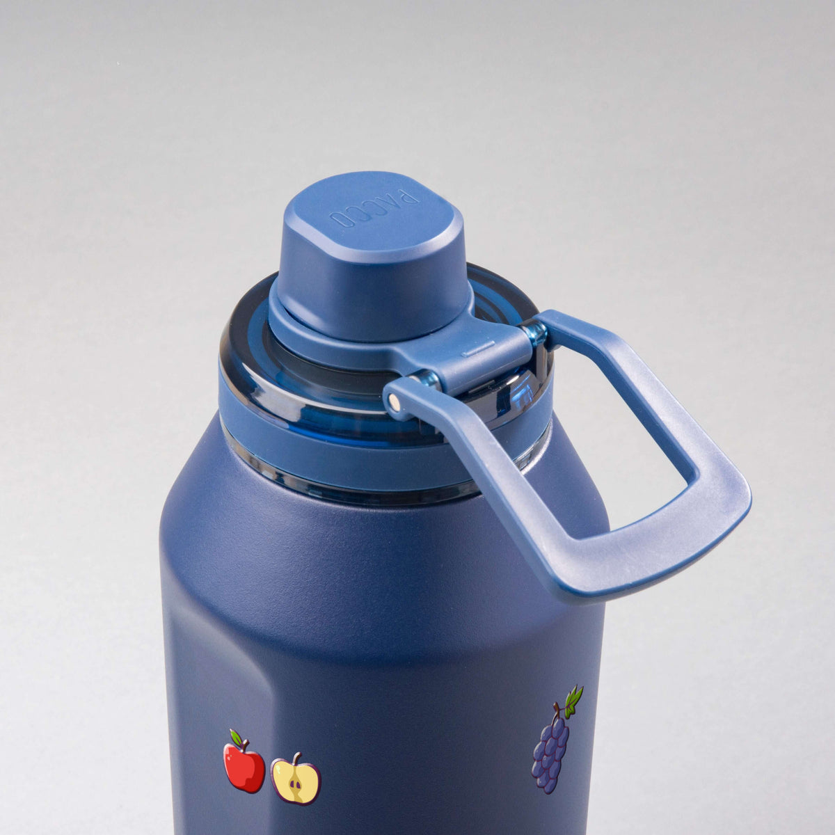 Garrafa Térmica PACCO Vyta 1200ml Frutas Marinho, vista de cima com a alça de lado