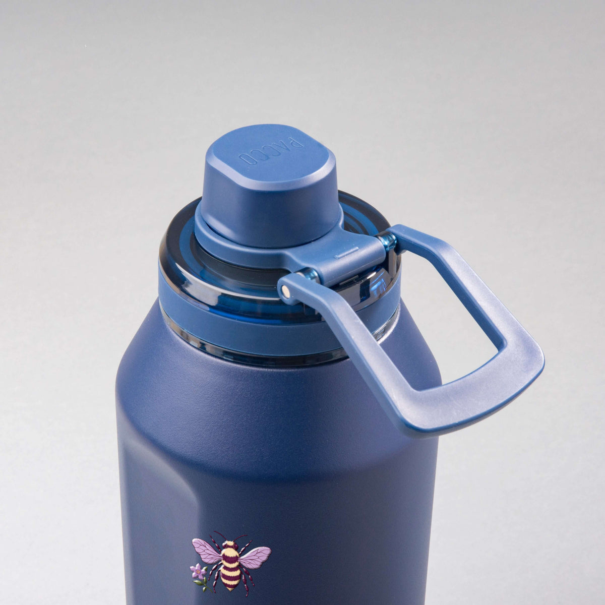 Garrafa Térmica PACCO Vyta 1200ml Lavanda Botânica Marinho, vista de cima com a alça de lado