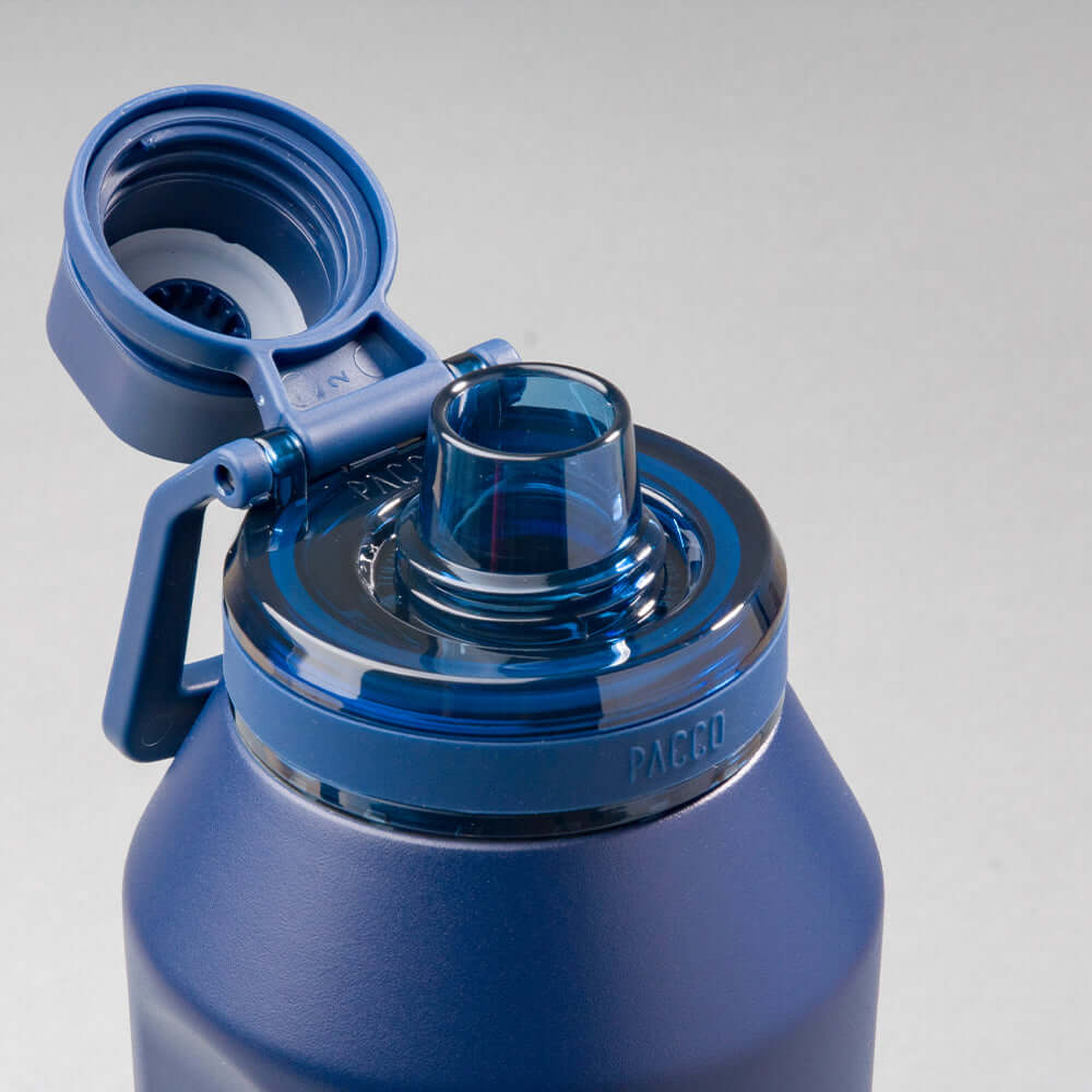 Tampa aberta da Garrafa Térmica PACCO Vyta 1200ml em aço inoxidável, destacando o bico de fácil acesso para bebidas frias e quentes.