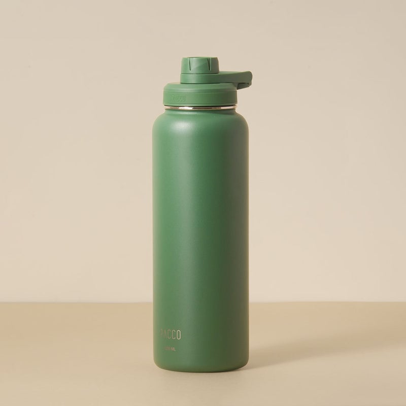Garrafa Térmica PACCO Hydrav2 1200ml verde sobre uma mesa, ideal para manter bebidas frias por 24h e quentes por 12h.