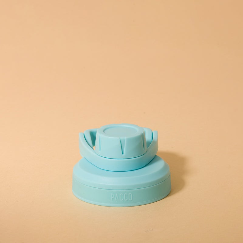 Tampa PACCO Stiff em azul claro, vedação de silicone, design funcional e arrojado para transporte seguro e sem vazamentos de garrafas.