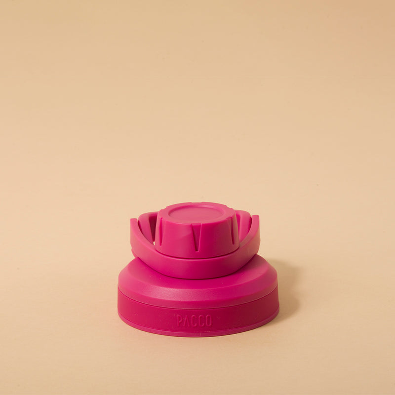 Tampa PACCO Stiff em polipropileno rosa com vedação em silicone para garrafas, garantindo transporte seguro sem vazamentos.