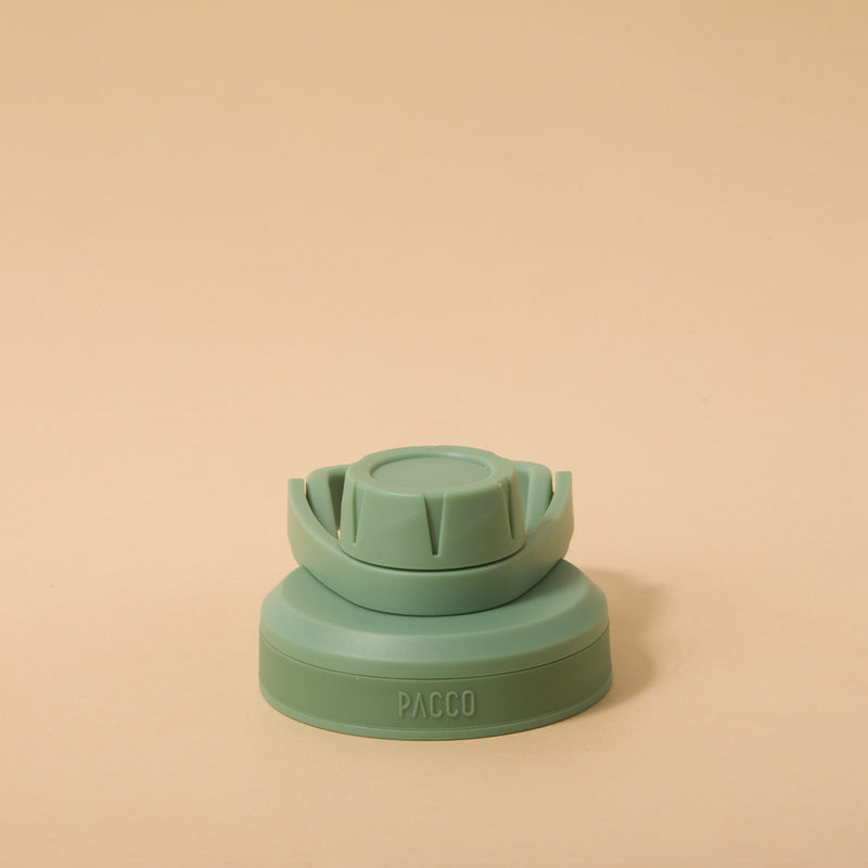 Tampa PACCO Stiff em polipropileno verde com vedação em silicone, projetada para evitar vazamentos, ideal para transporte seguro de garrafas.