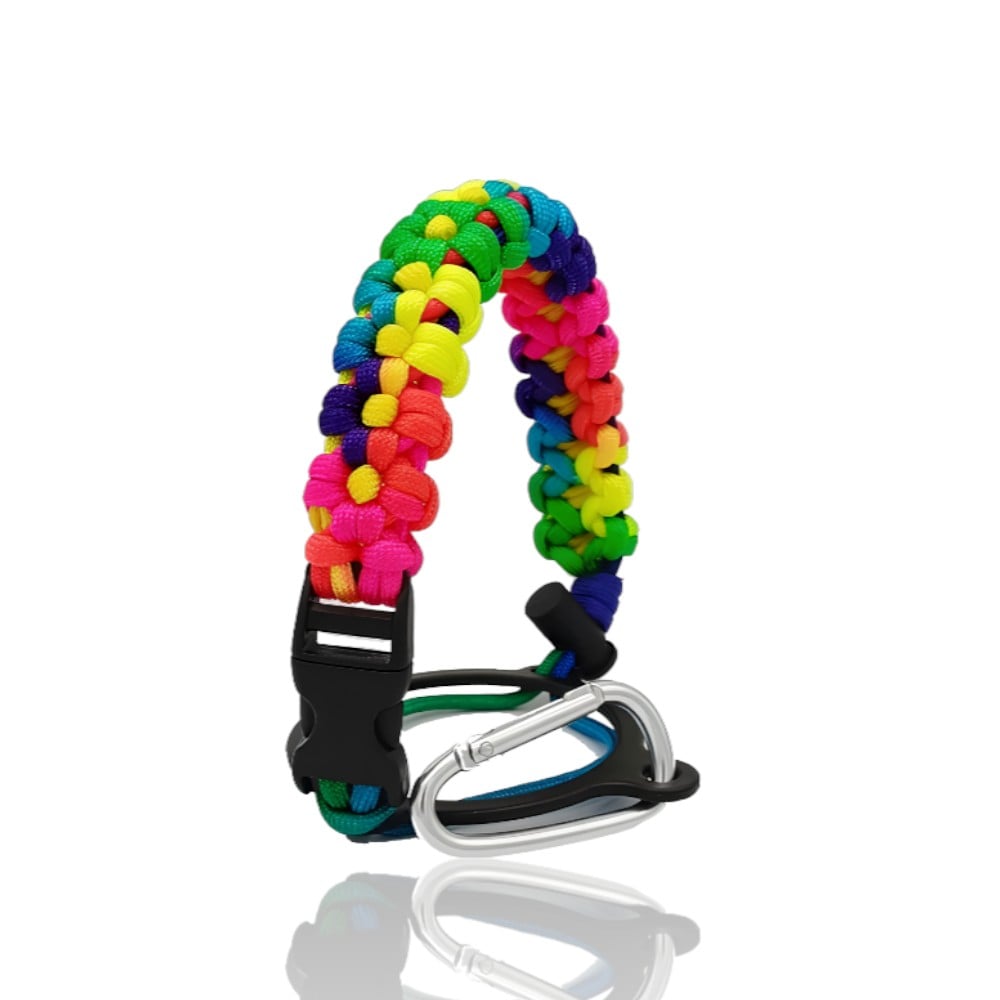 Pulseira colorida em tecido trançado com fecho e gancho prateados, moderna e vibrante.