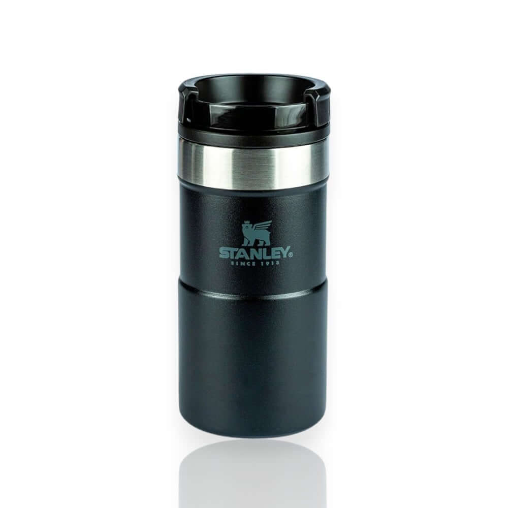 Mug Térmica Neverleak Stanley Black - 250ml com isolamento térmico, ideal para bebidas quentes e frias. Design compacto e eficiente.