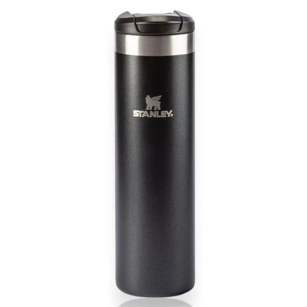Garrafa Térmica Aerolight™ Transit Stanley 591ml em aço inox preto, leve e resistente, com tecnologia AeroLight™ para manter bebidas na temperatura.