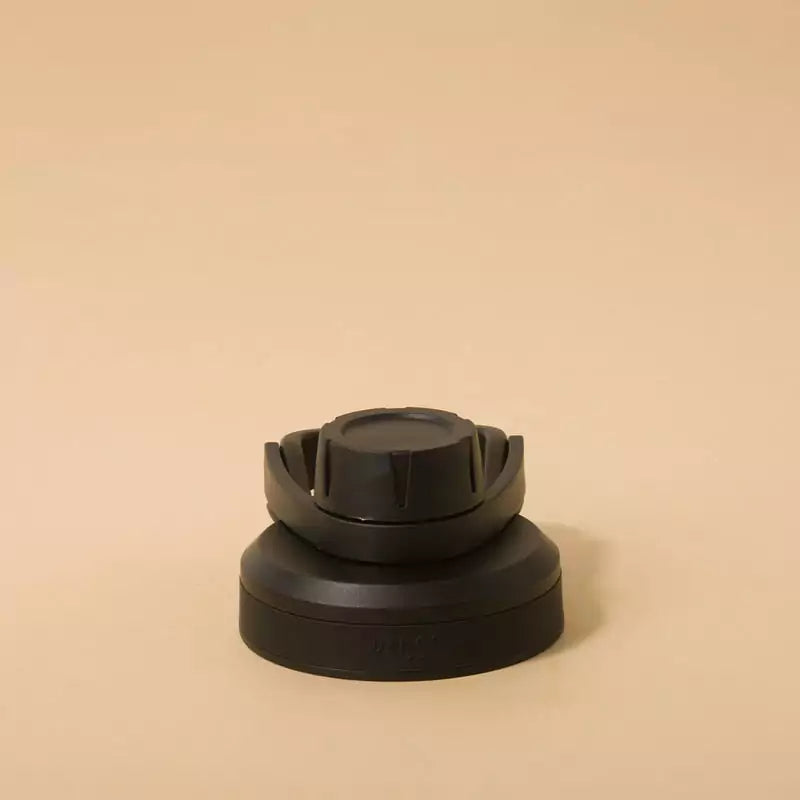 Tampa PACCO Stiff em polipropileno com vedação em silicone para fechamento hermético e seguro, sem vazamentos.