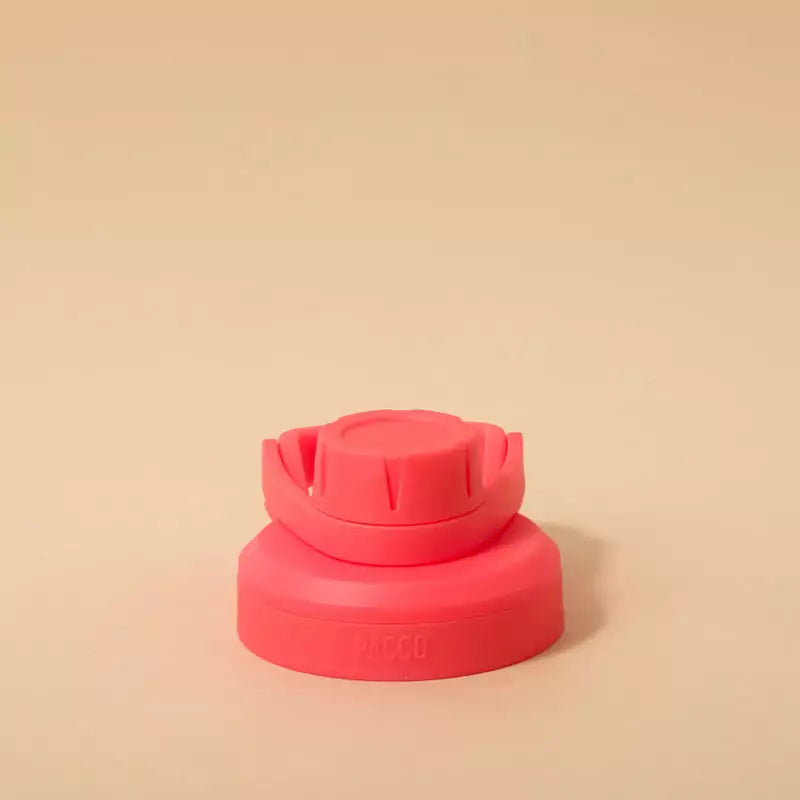 Tampa PACCO Stiff rosa feita de polipropileno, com vedação de silicone, garantindo fechamento hermético e transporte seguro.