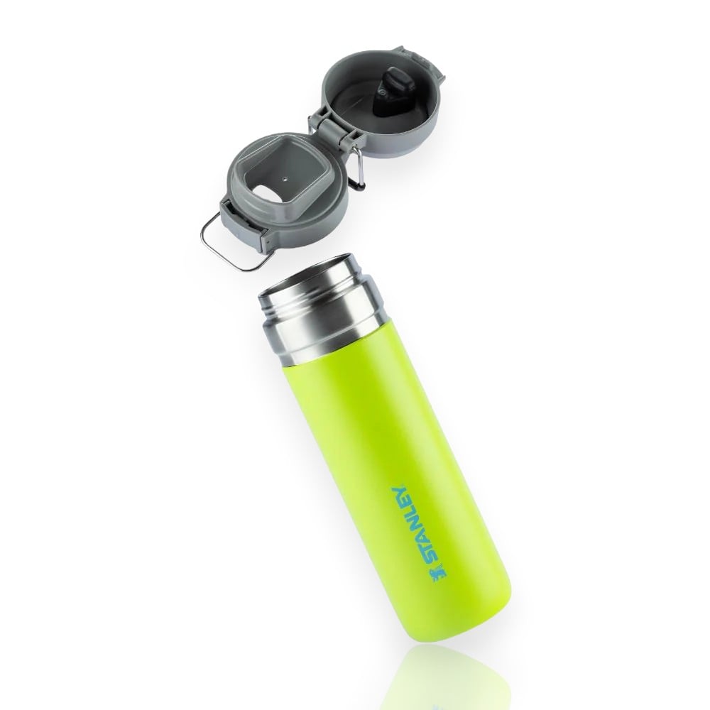 Garrafa Térmica Quick Flip Stanley - 710ml verde com tampa de segurança aberta e isolamento térmico eficiente.
