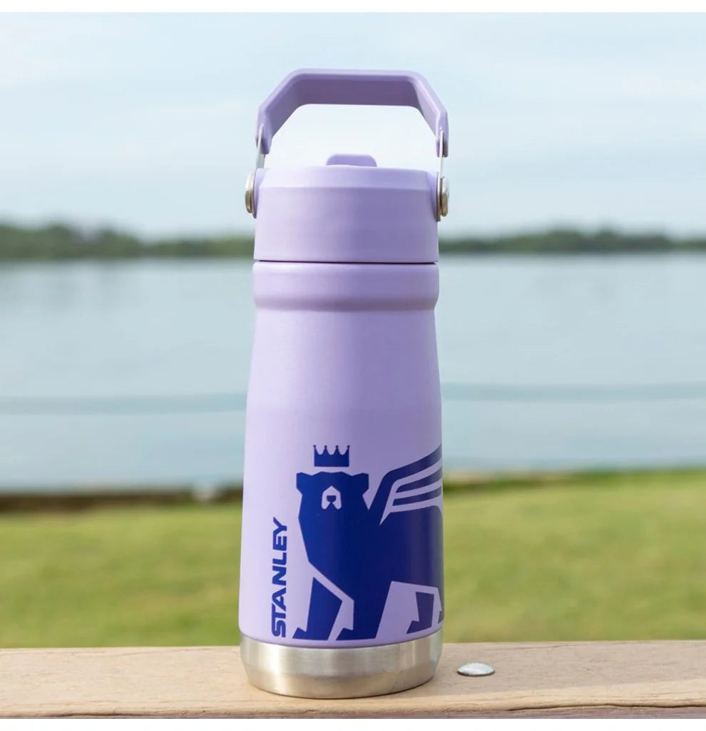 Garrafa Térmica Flip Straw Youth Stanley - 500ml, cor lilás, ideal para crianças, com alça integrada e canudo retrátil.