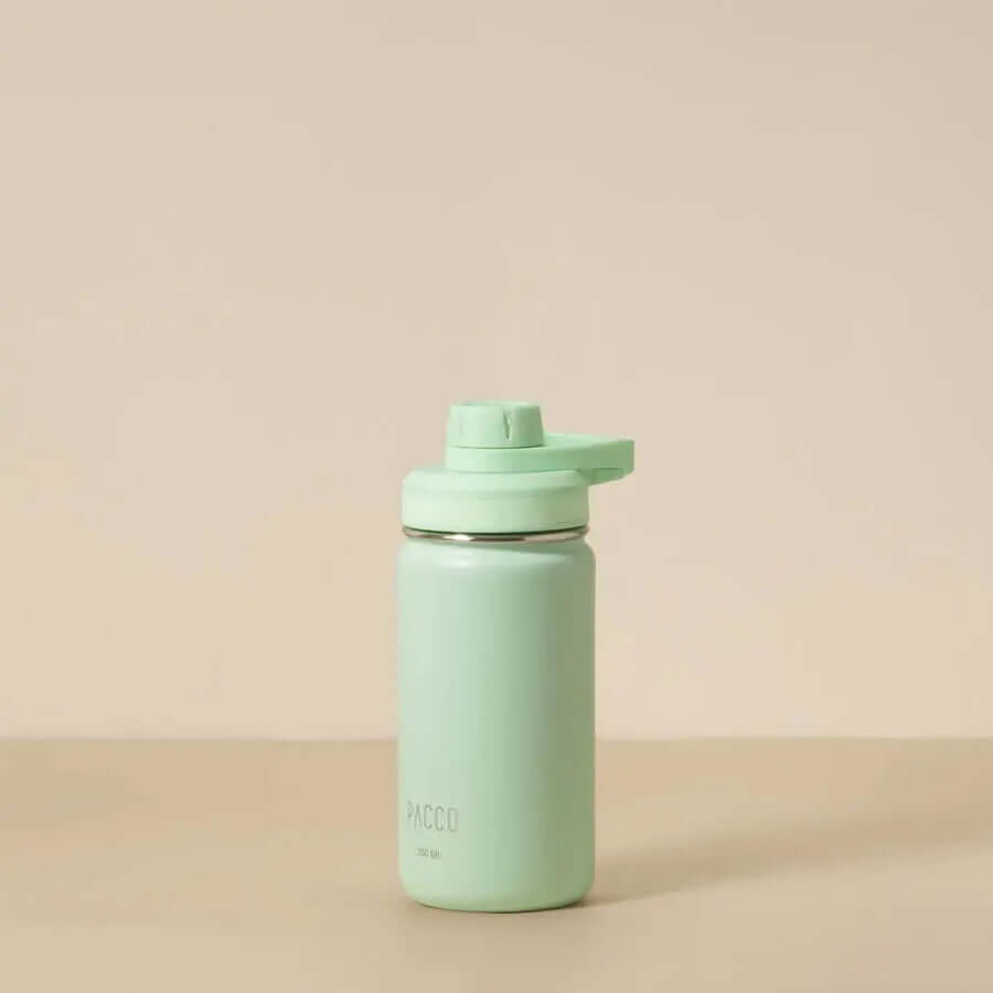 Garrafa Térmica PACCO Hydrav2 350ml verde em fundo neutro, design elegante, isolamento a vácuo para bebidas frias e quentes.