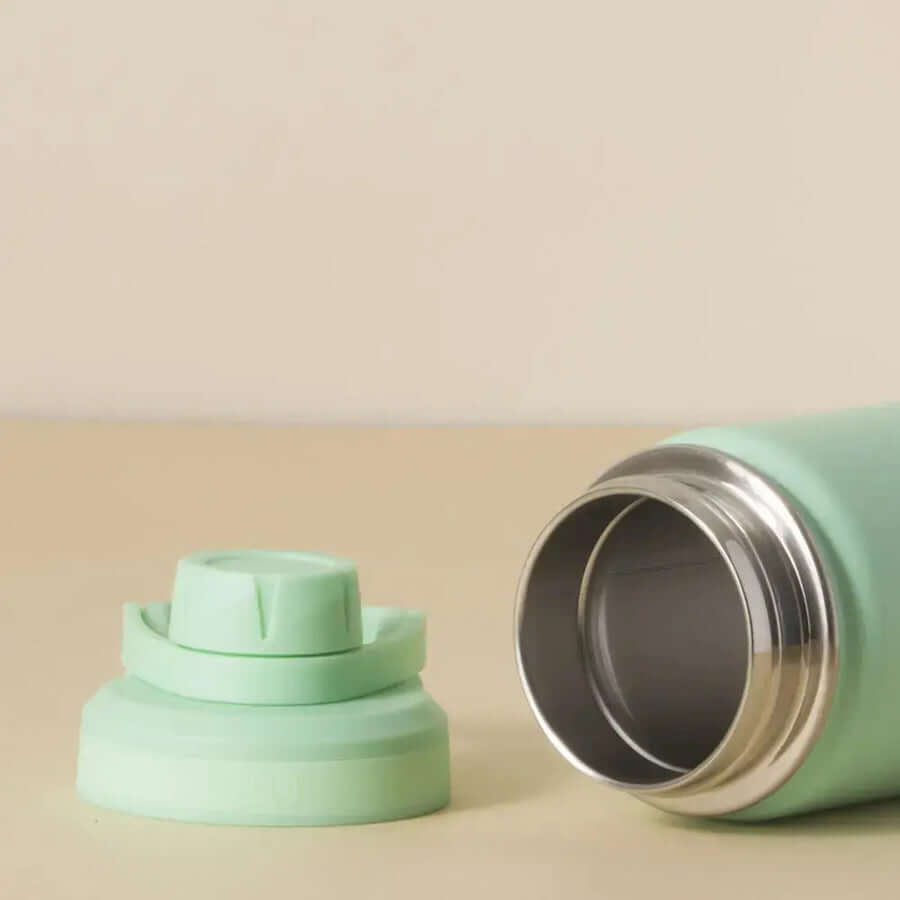 Garrafa Térmica PACCO Hydrav2 350ml verde aberta com tampa ao lado, ideal para manter bebidas geladas ou quentes.
