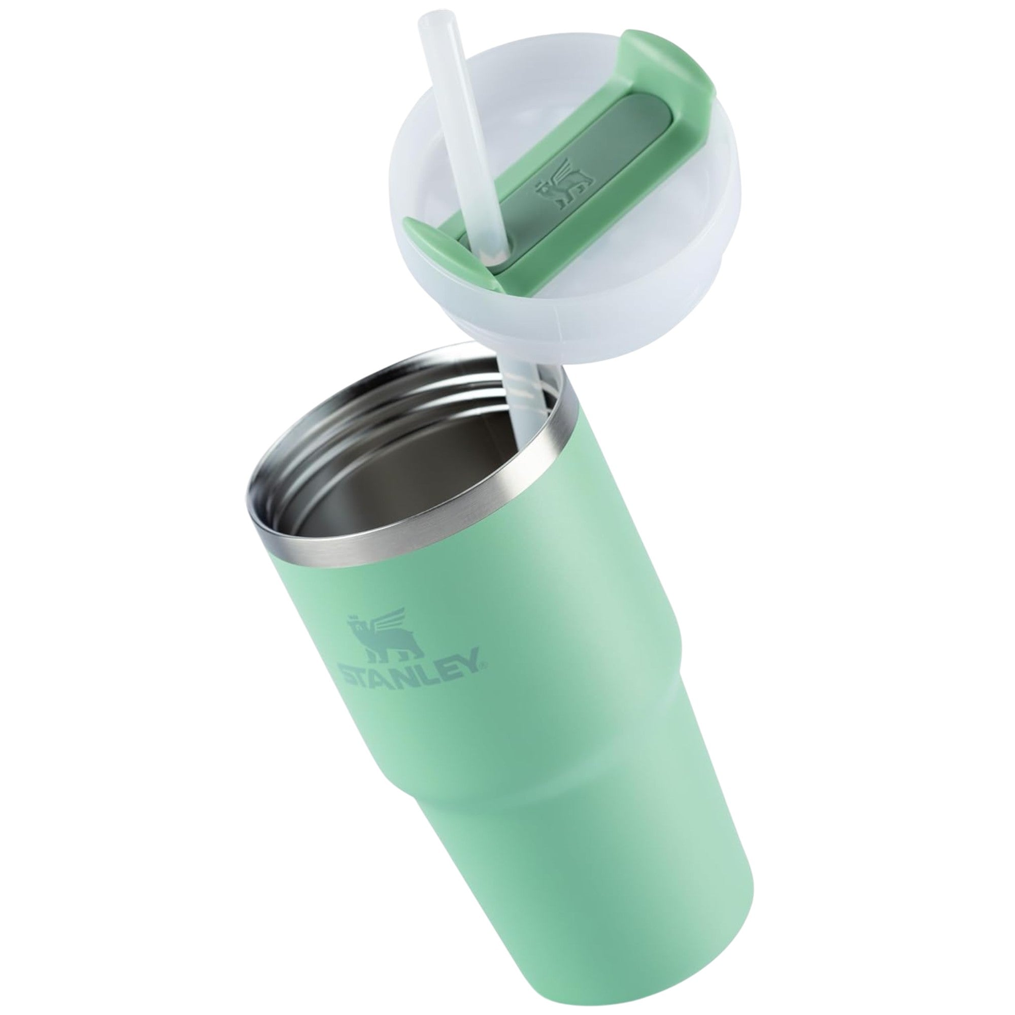 Copo Quencher com alça Stanley | 591ml verde com canudo reutilizável e tampa aberta, mostrando design ergonômico e isolamento a vácuo.