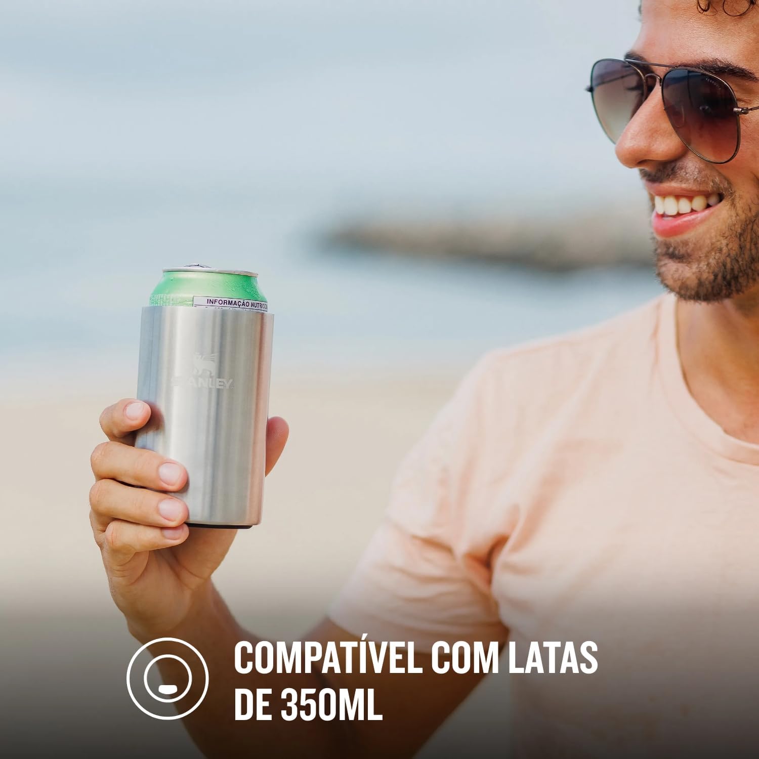 Can Cooler com canudo Stanley | 296ML em uso na praia, compatível com latas de 350ml.