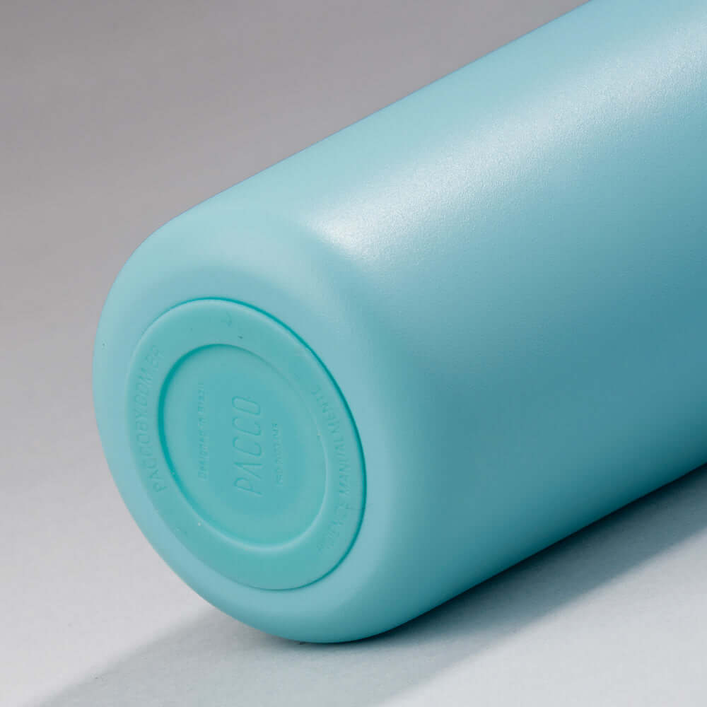 Base antiderrapante da Garrafa Térmica PACCO Vyta 650ml em azul claro, destacando o design e a marca PACCO.