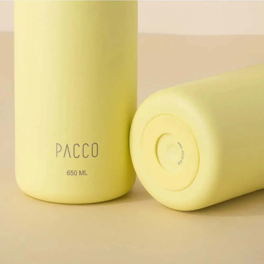 Garrafa Térmica PACCO Hydrav2 650ml amarela com isolamento a vácuo para máximo desempenho térmico, vista de perto.