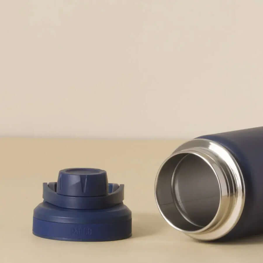 Garrafa Térmica PACCO Hydrav2 650ml com tampa azul e design sofisticado, ideal para manter bebidas quentes ou frias por horas.