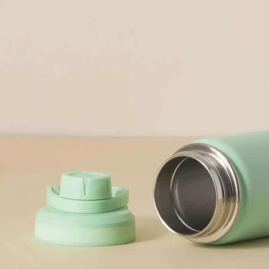 Garrafa Térmica PACCO Hydrav2 650ml em verde menta com tampa destacada, ideal para manter bebidas frias ou quentes por longas horas.