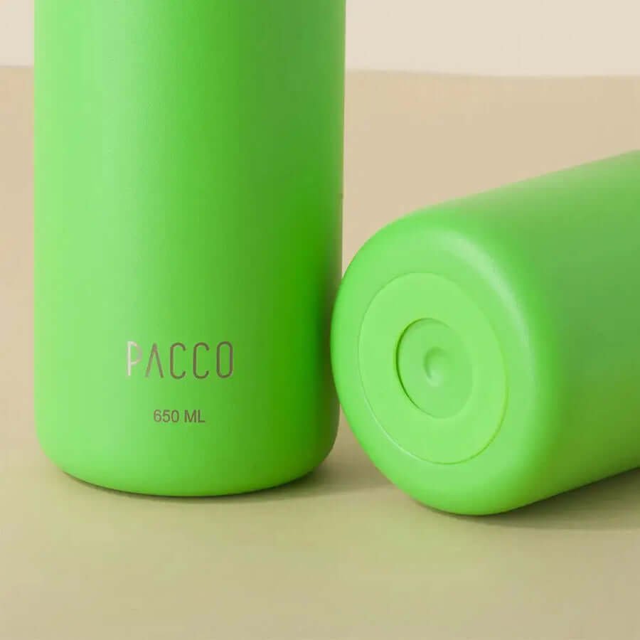 Garrafa Térmica PACCO Hydrav2 650ml em verde, destacando design sofisticado e performance térmica, ideal para bebidas quentes e frias.