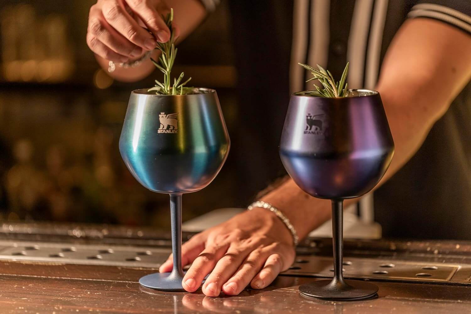 Taça Térmica Cocktail Glass Stanley 414ml com ervas e design sofisticado em um bar elegante