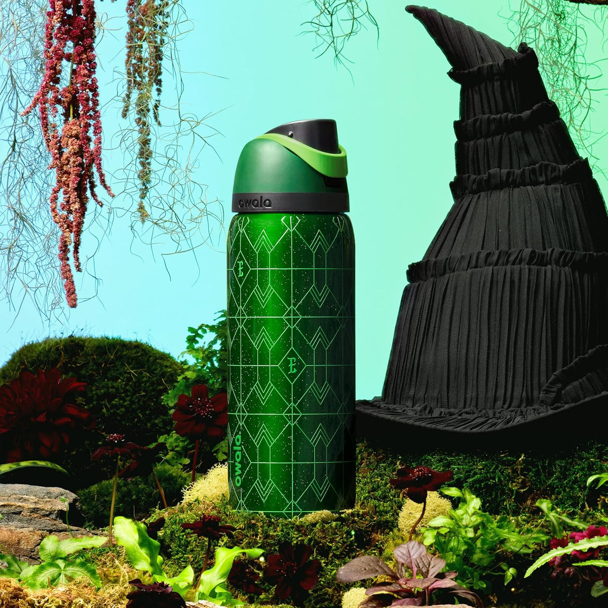 Garrafa Térmica Owala FreeSip 946 ml (32 oz) Elphaba, vista frontal com tampa fechada, foto 112 de 141
