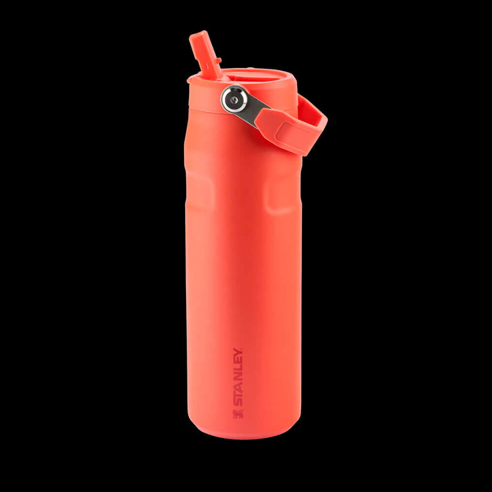 Garrafa Térmica Aerolight Flip Straw Stanley 710ml vermelha, leve, com tecnologia de isolamento a vácuo, ideal para bebidas quentes ou frias.
