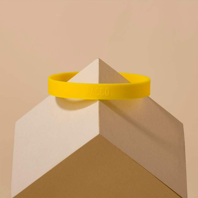 Anel de Silicone PACCO amarelo em exposição, destacando ergonomia e estilo para melhor aderência em garrafas.