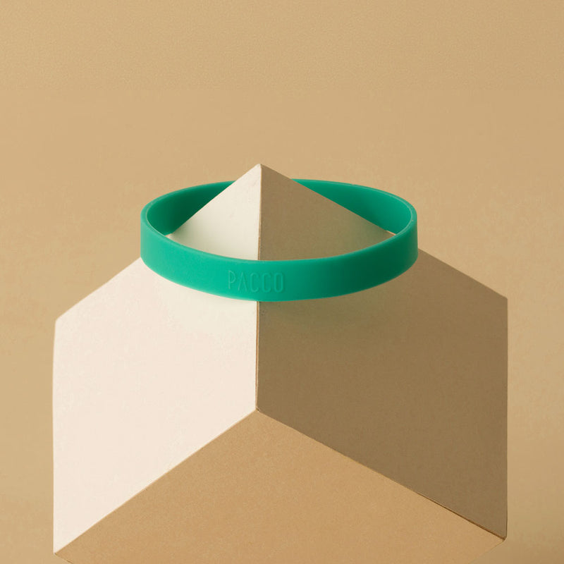 Anel de Silicone PACCO em cubo bege, mostrando design ergonômico e toque estiloso, ideal para conforto ao abrir garrafas.