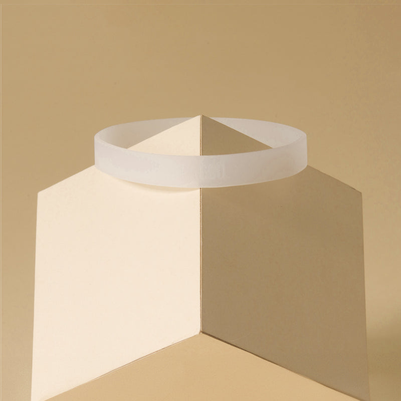 Anel de Silicone PACCO branco em exibição minimalista, destacando design ergonômico premium para garrafas.