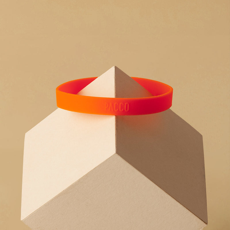 Anel de Silicone PACCO em laranja sobre pirâmide, ergonomia e estilo para garrafas.