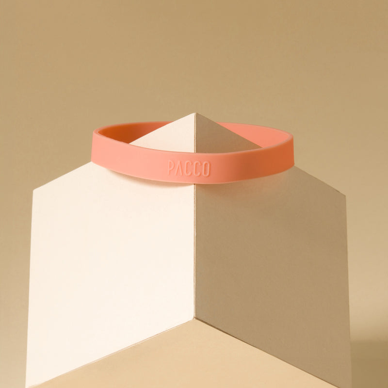 Anel de Silicone PACCO em silicone premium com design ergonômico em exibição sobre um pedestal geométrico. Estilo e funcionalidade.