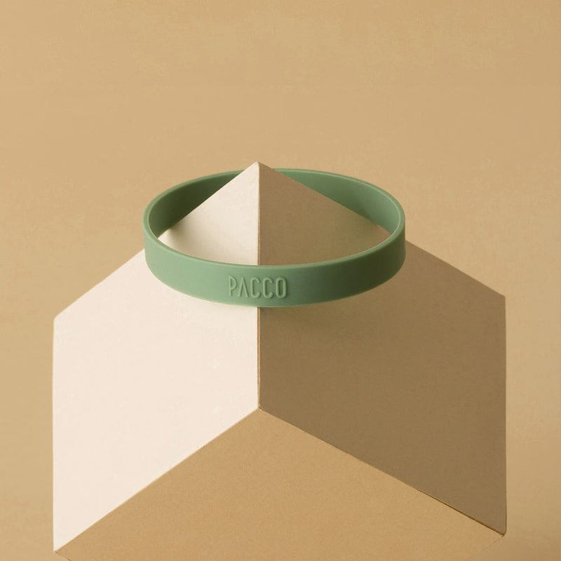 Anel de Silicone PACCO verde em exibição com design ergonômico para conforto e estilo, ideal para garrafas.