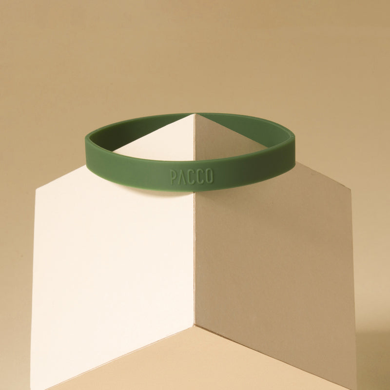 Anel de Silicone PACCO em silicone premium, oferece conforto ergonômico e estilo ao abrir garrafas, com design inovador verde.