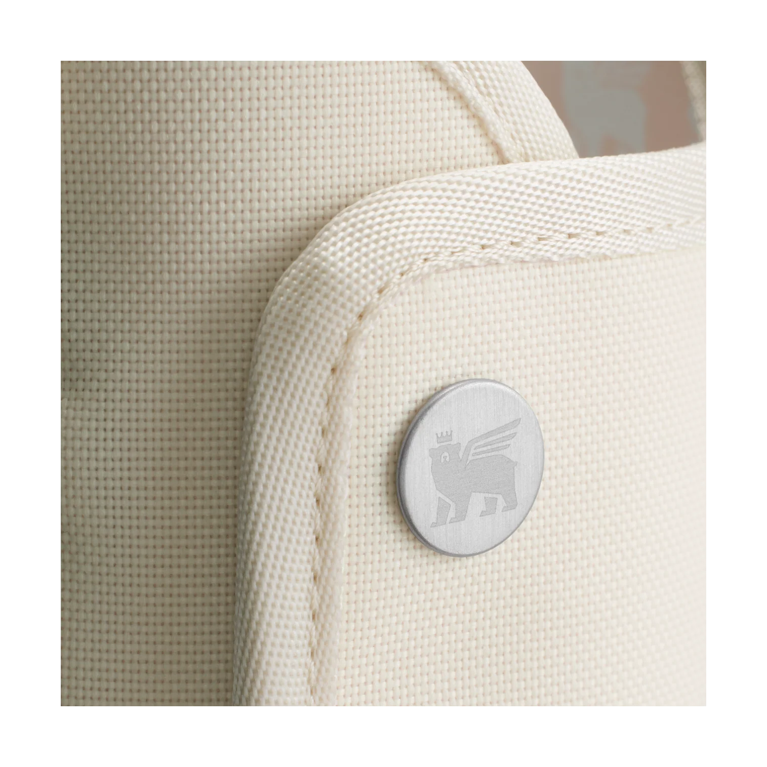 Detalhe da "Bolsa para Copo Quencher Stanley - Carry All 1,18L", mostrando tecido de poliéster reciclado com botão decorativo.