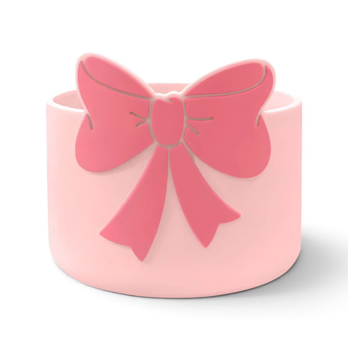 Capa de Silicone Médio - Variados 3D em rosa com laço decorativo para proteção de copos e garrafas entre 350 ml e 750 ml.