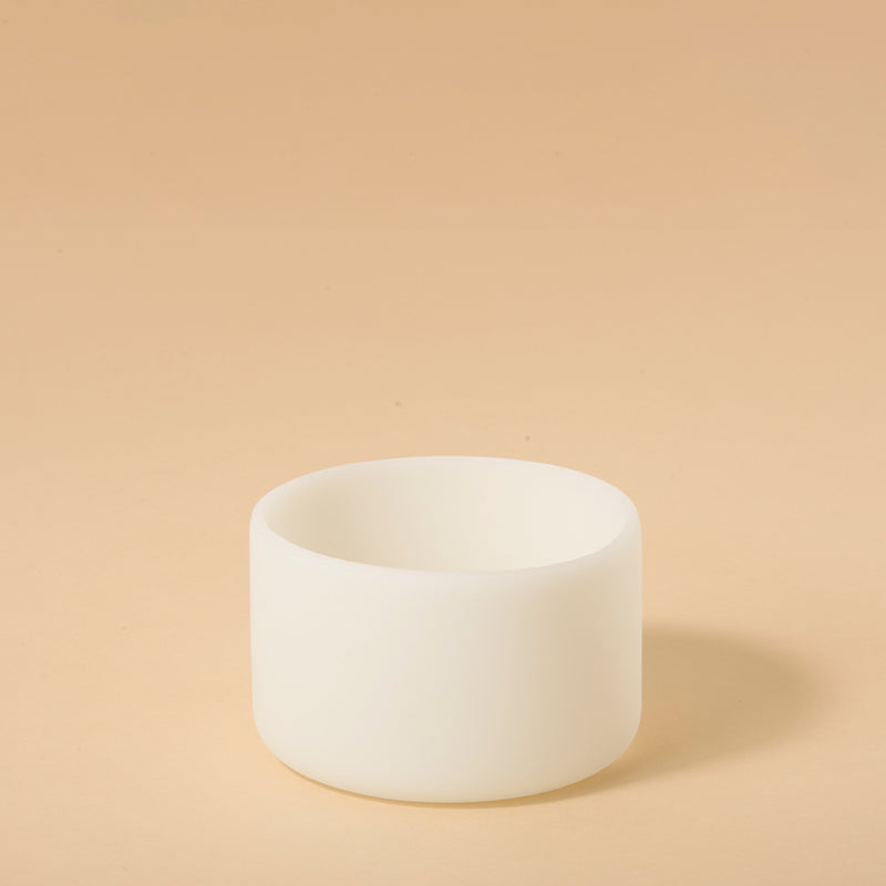 Capa de Silicone PACCO Hydra Base Grande para proteção de garrafas, em silicone premium, cor branca, sobre fundo bege.