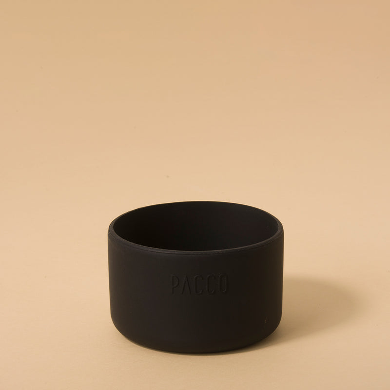 Capa de Silicone PACCO Hydra Base Grande preta protege garrafas com estilo, feita de silicone premium para segurança e conforto.