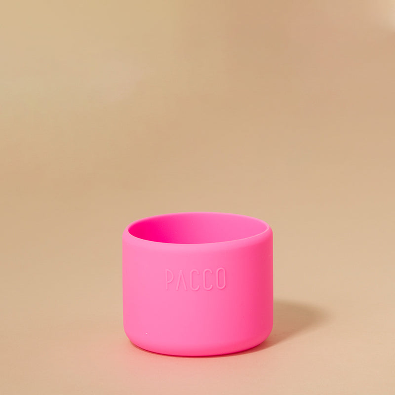 Capa de Silicone PACCO Hydra Base PEQUENO rosa para proteção de garrafas Hydra V2 ou V3, apoiada sobre fundo bege.
