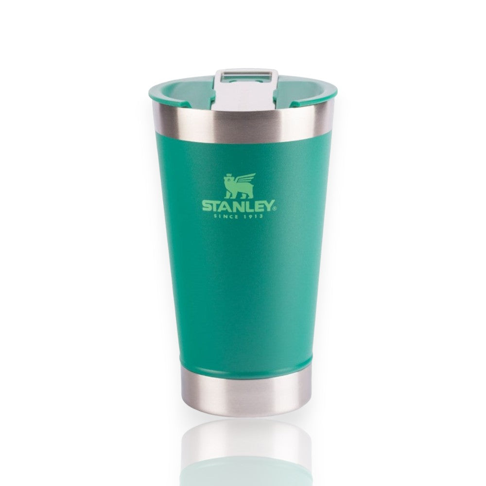 Copo Térmico de Cerveja com tampa Stanley 473ml verde, aço inoxidável, isolamento a vácuo, mantém bebida gelada, durável e portátil.