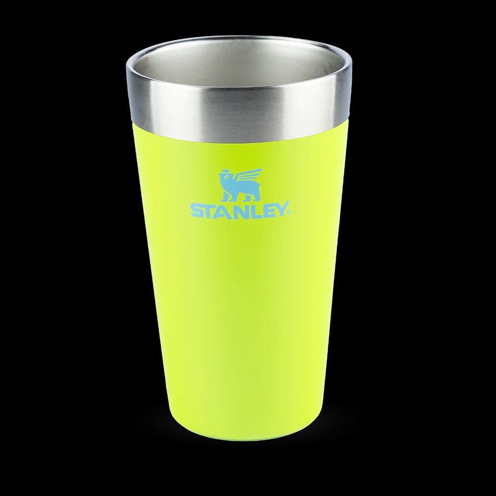 Copo Térmico de Cerveja Stanley - 473ml em fundo preto, destacando seu design moderno e isolamento a vácuo.