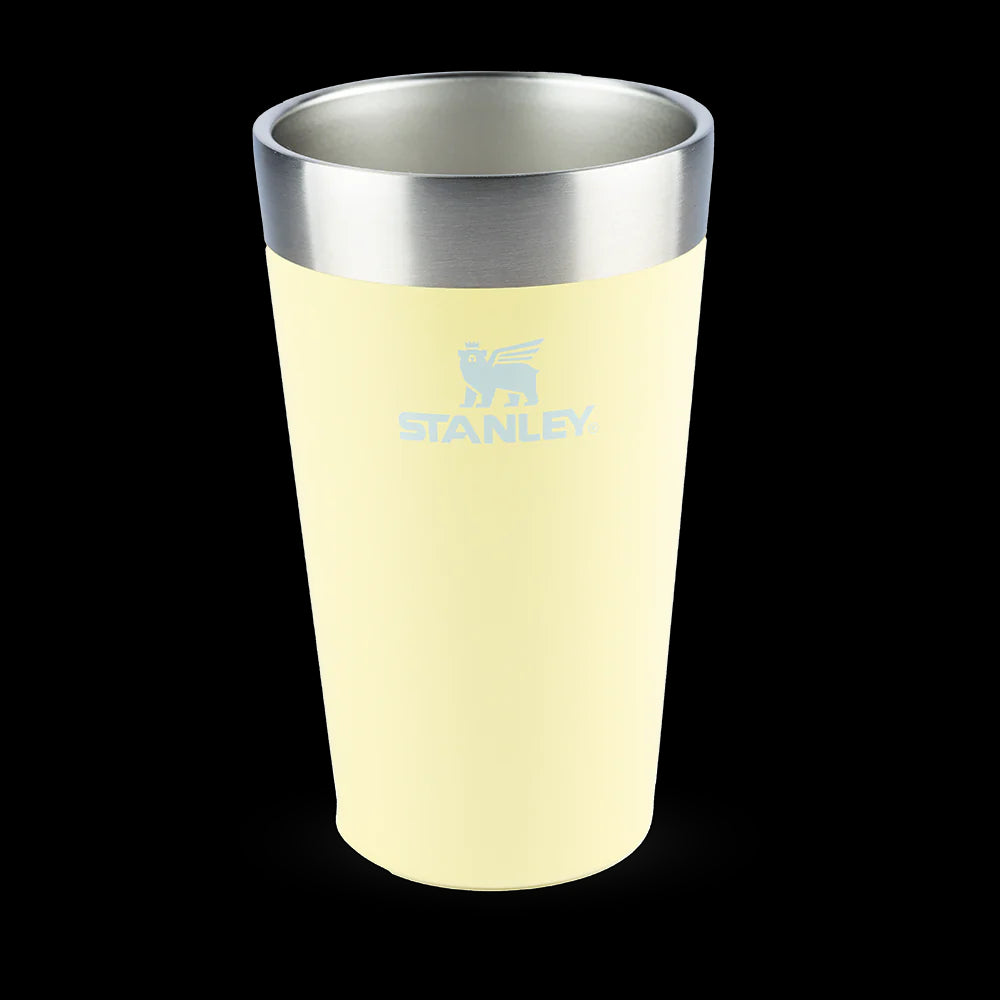 Copo Térmico de Cerveja Stanley - 473ml em destaque, isolamento a vácuo mantém bebidas geladas, sem condensação, design elegante.